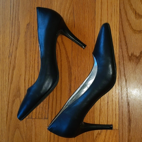 Pointed Toe Skinny Heels - Picture 2 of 4